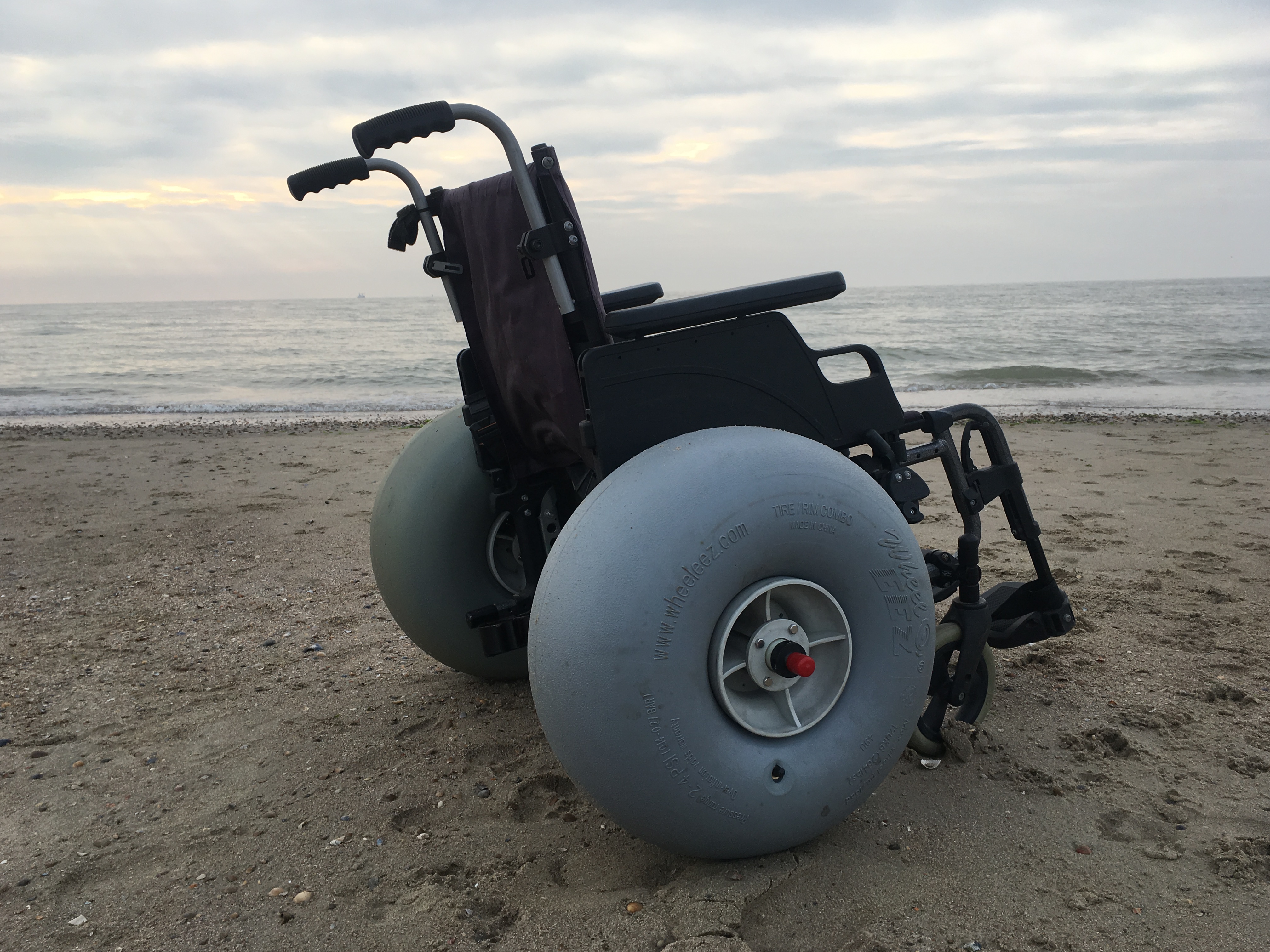 De-Bug rolstoelen voor strand