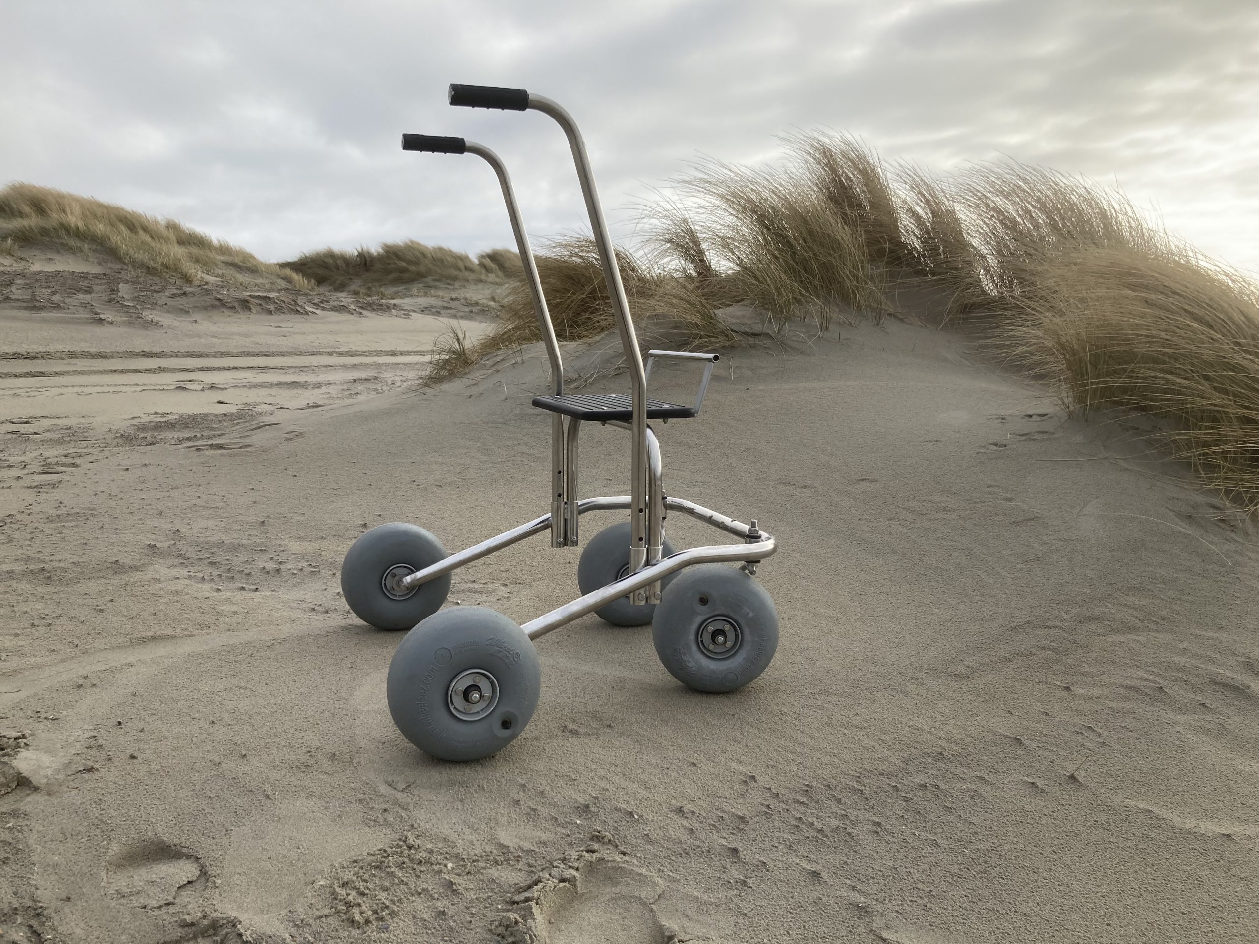 off road rollator zij-aanzicht in de duinen