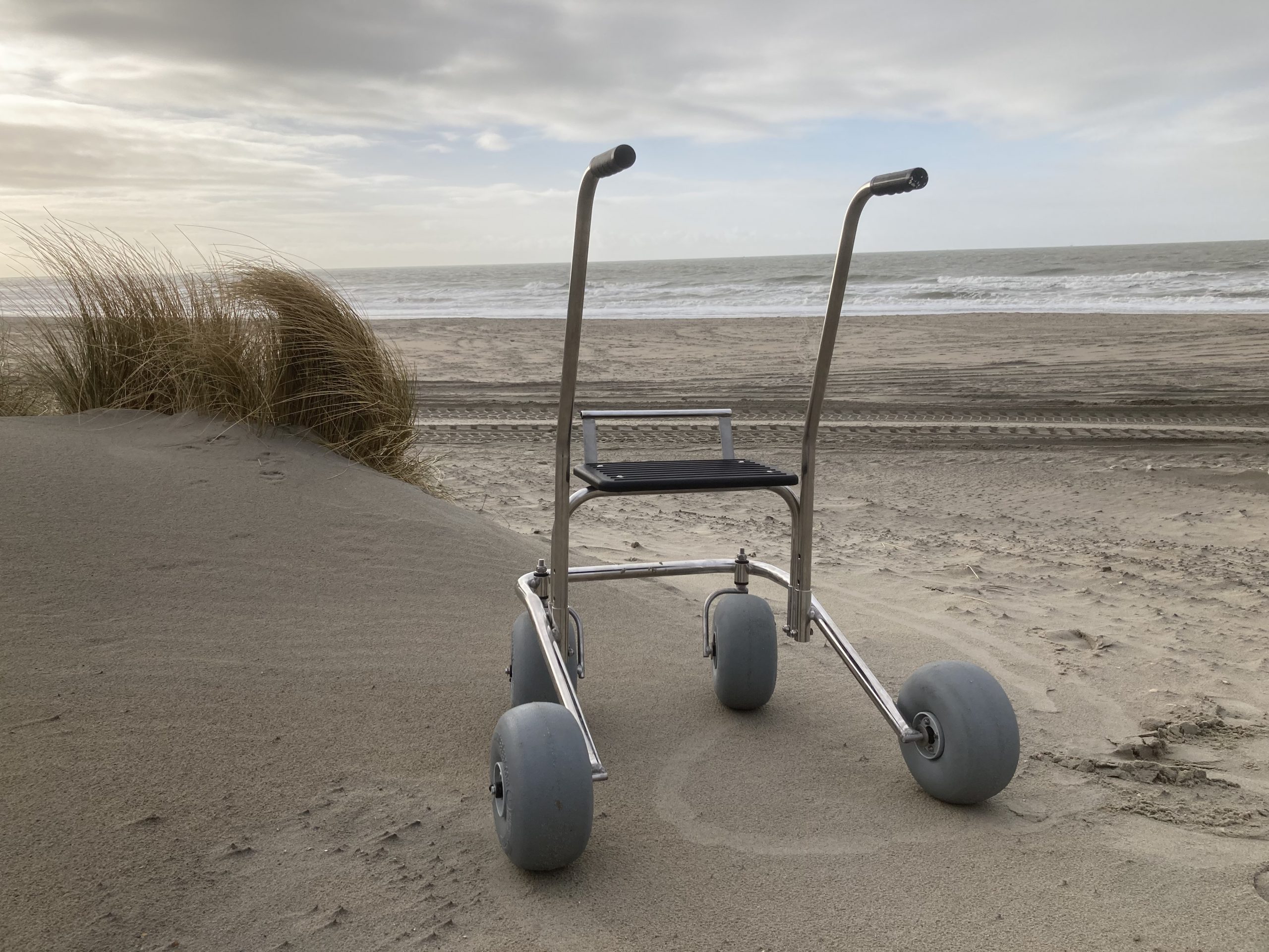 off road rollator in de duinen