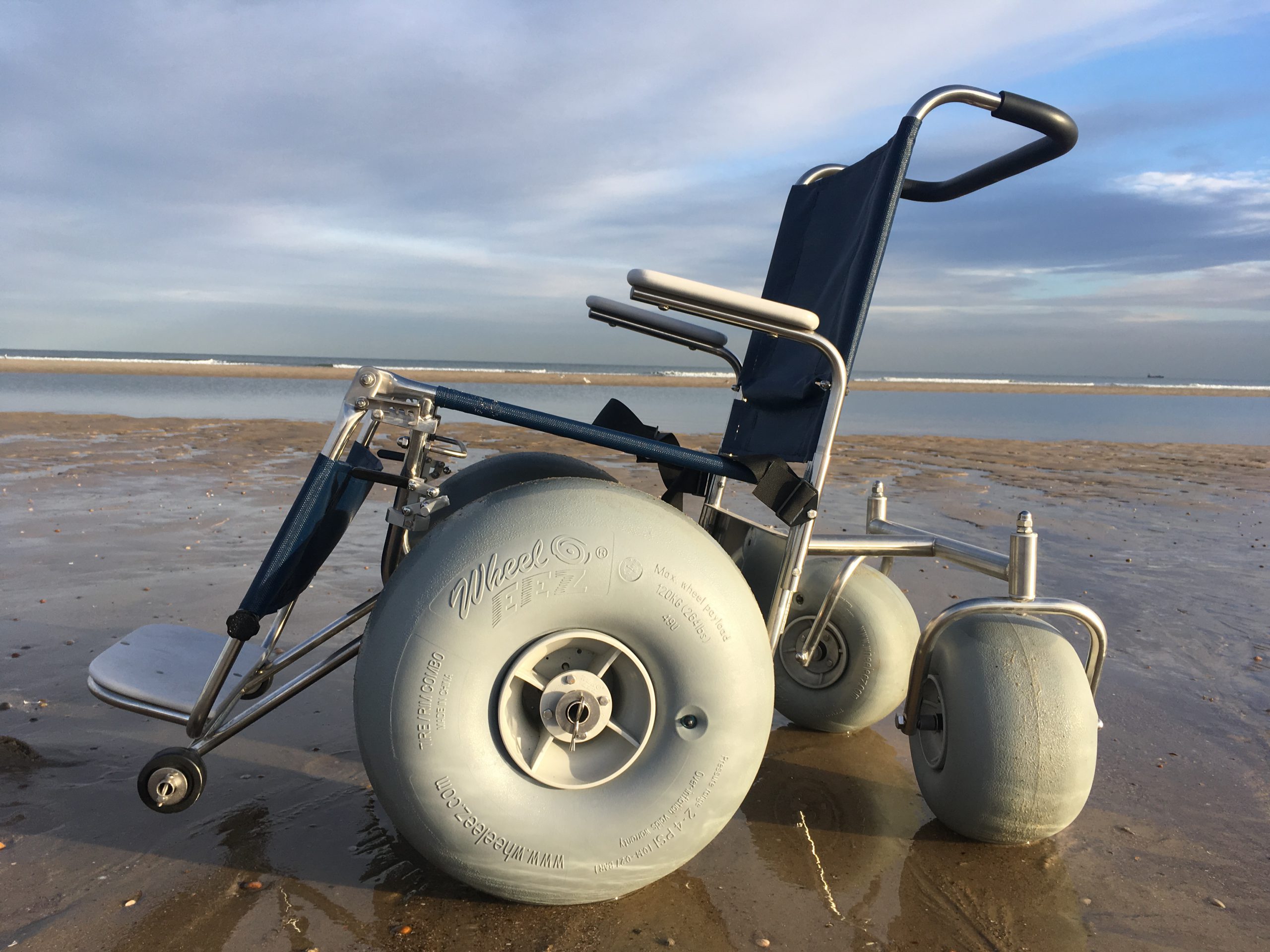 De-Bug strandrolstoel zij-aanzicht