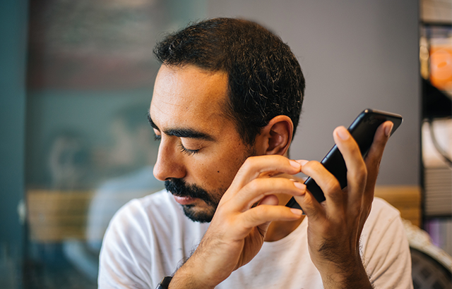 Blinde-man-met-luister-app